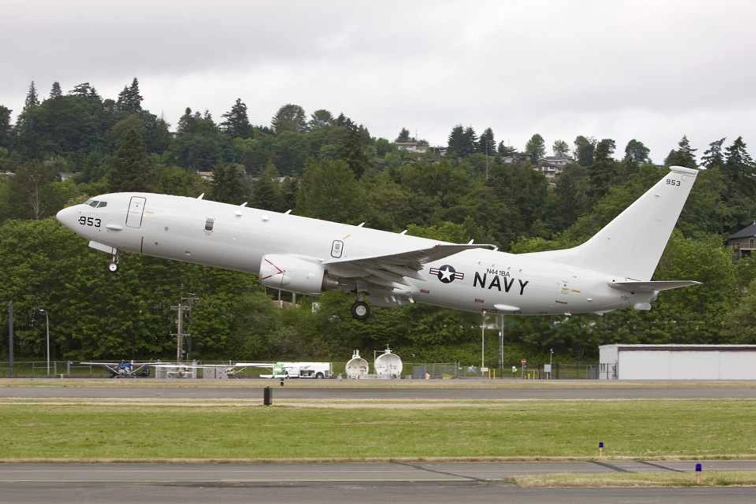 Terceiro P-8A Poseidon decola