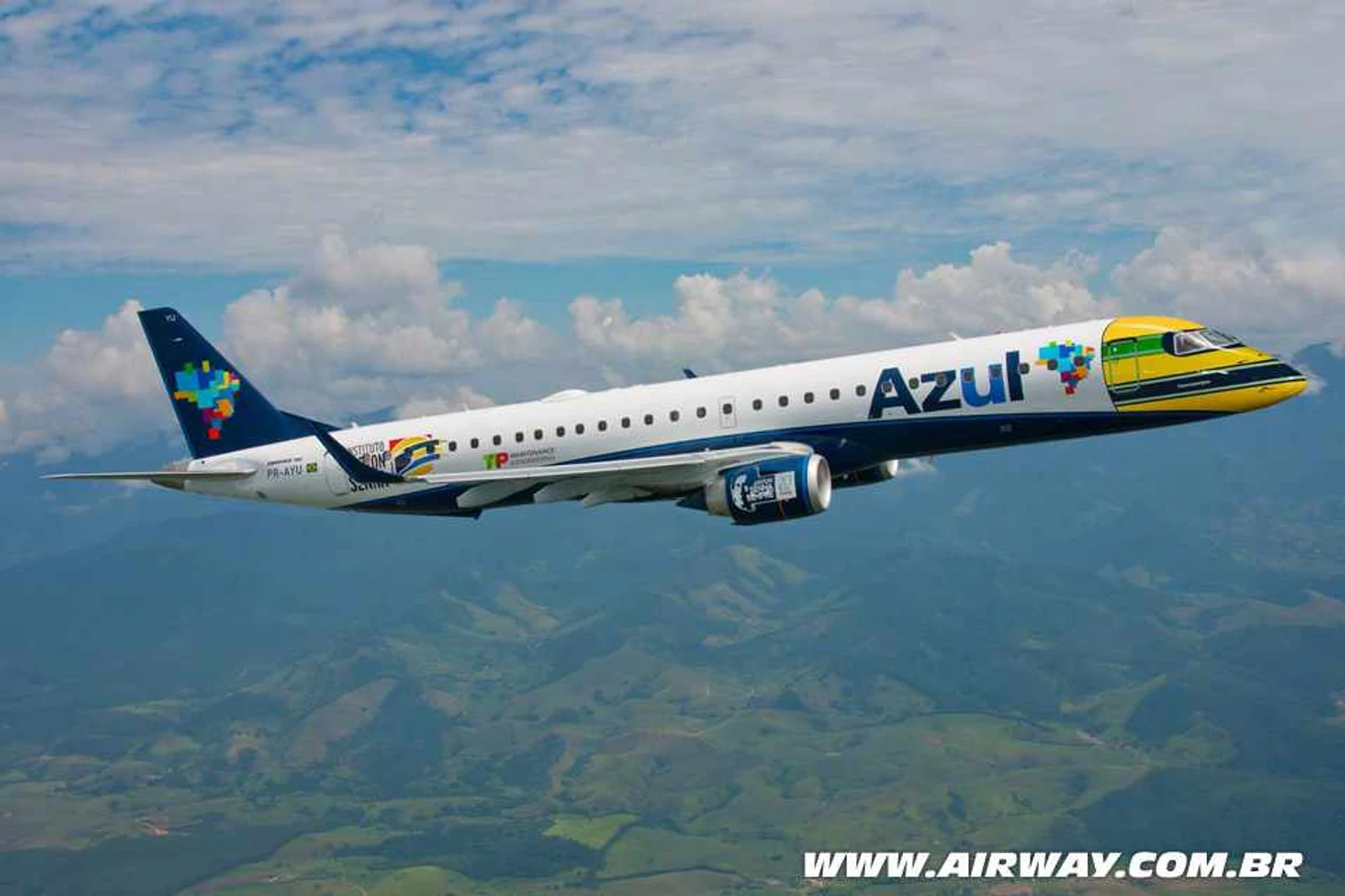 Azul homenageia Ayrton Senna com avião pintado como um capacete do piloto