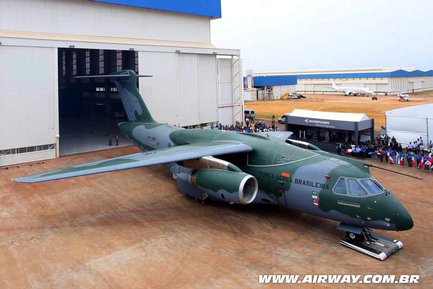 Embraer apresenta o primeiro KC-390