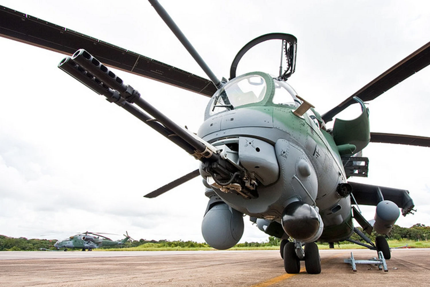 O canhão de 20 mm é a principal arma do AH-1