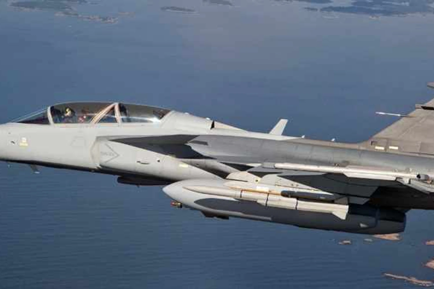 Piloto sueco explica detalhes do Gripen NG em português