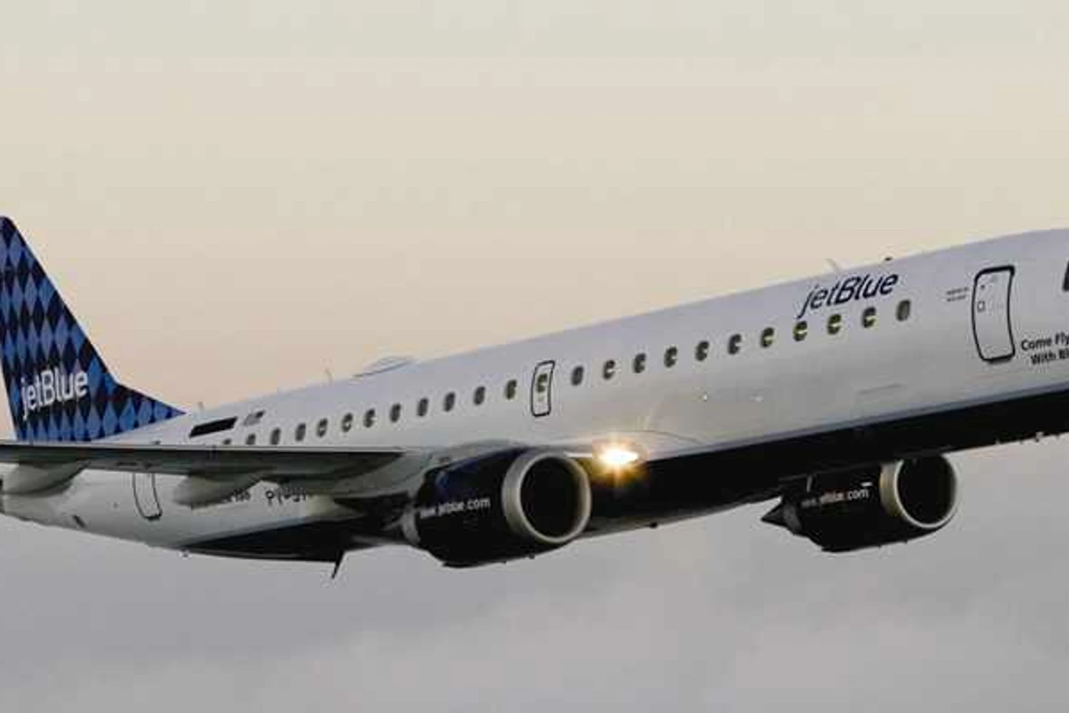 A norte-americana Jet Blue opera com jato Airbus e Embrear, como o da foto