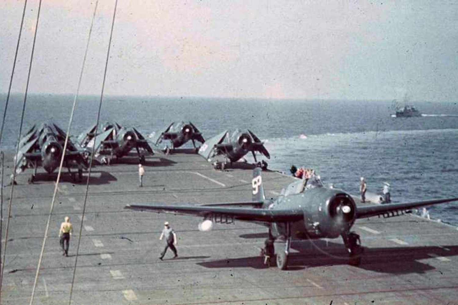 Bombardeiros Avenger a bordo do porta-aviões USS San Jacinto