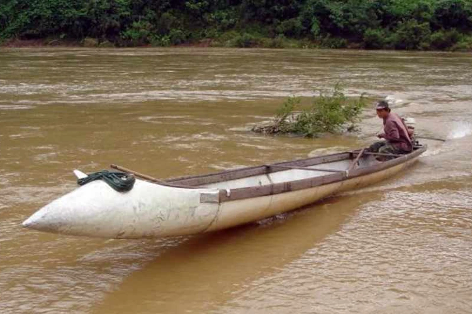 Tanques de combustível de aviões viram canoas no Vietnã
