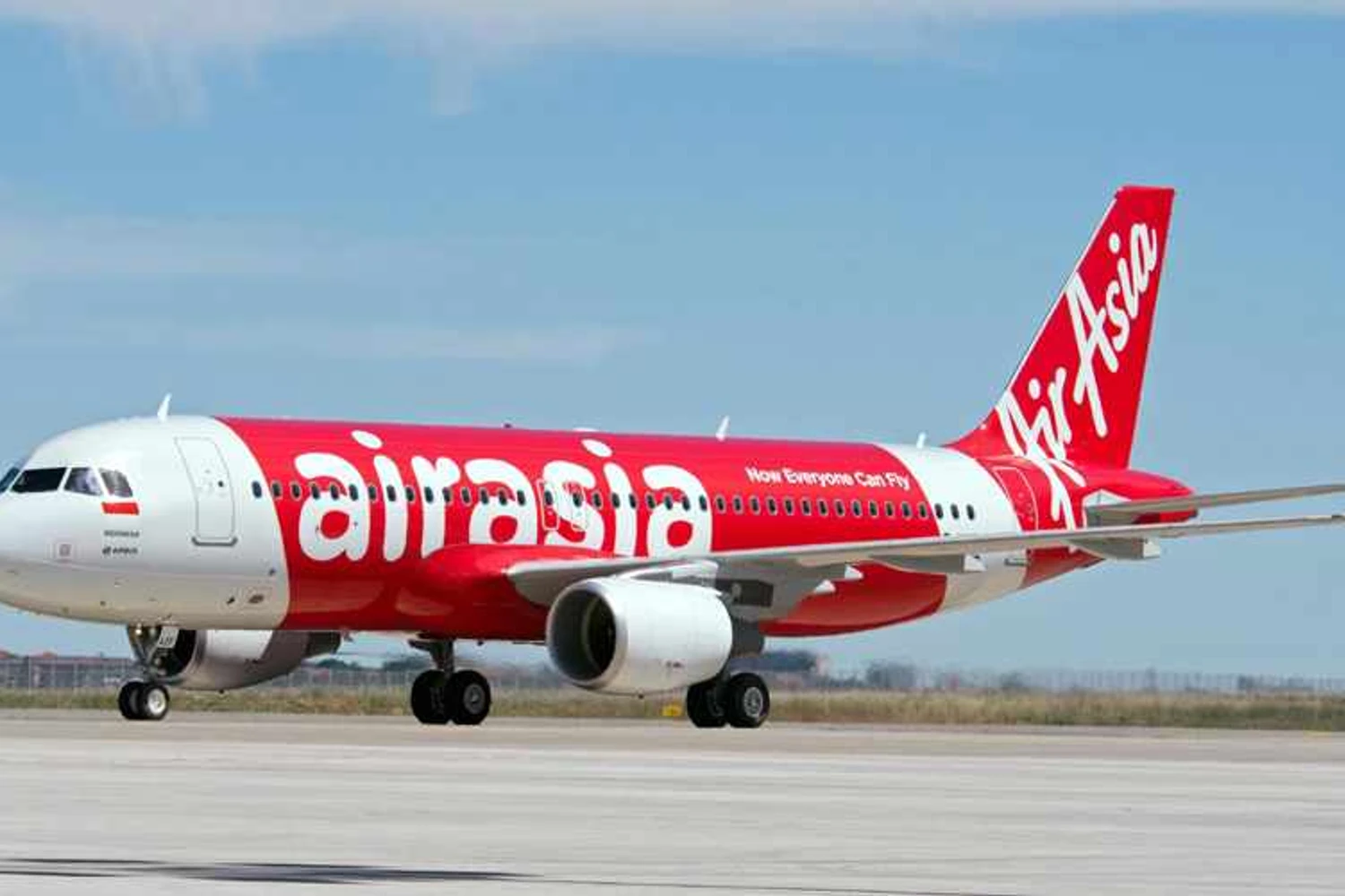 Empresa do Grupo Virgin, a AirAsia sempre exibe pinturas vistosas em seus aviões