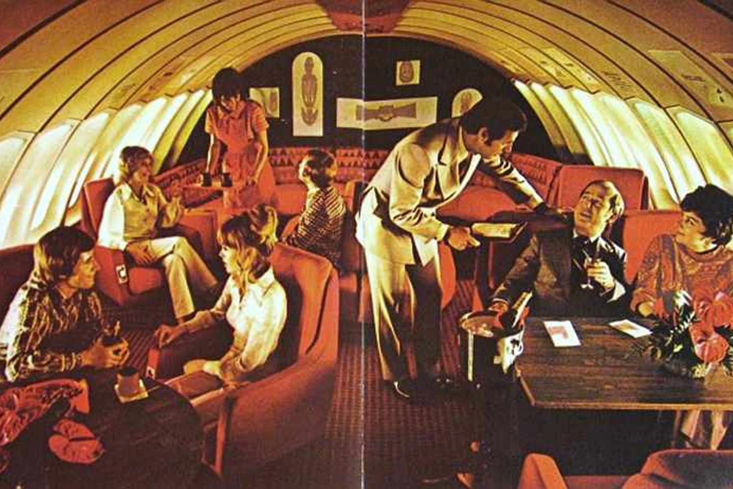Foto de um anúncio de primeira classe. Os passageiros viajavam em poltronas e sofás