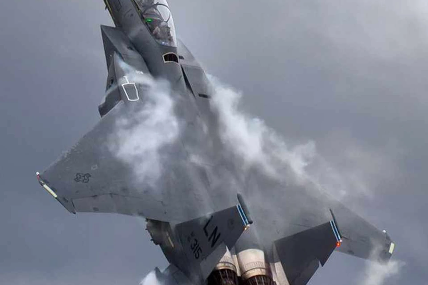 O F-15 pode voar a mais de 30.000 metros de altitude e passar dos 2.600 km/h (Divulgação)