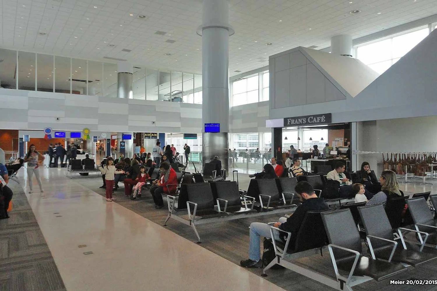 Sala de embarque internacional em Viracopos: poucos serviços e lojas
