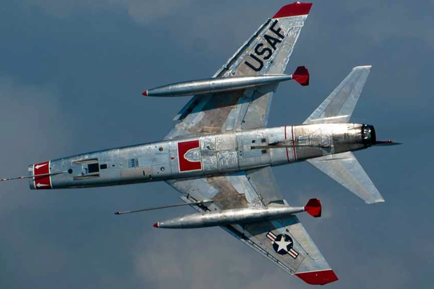 Um F-100 Super Sabre com tanques externos, como os que foram descartados nos céus do Vietnã