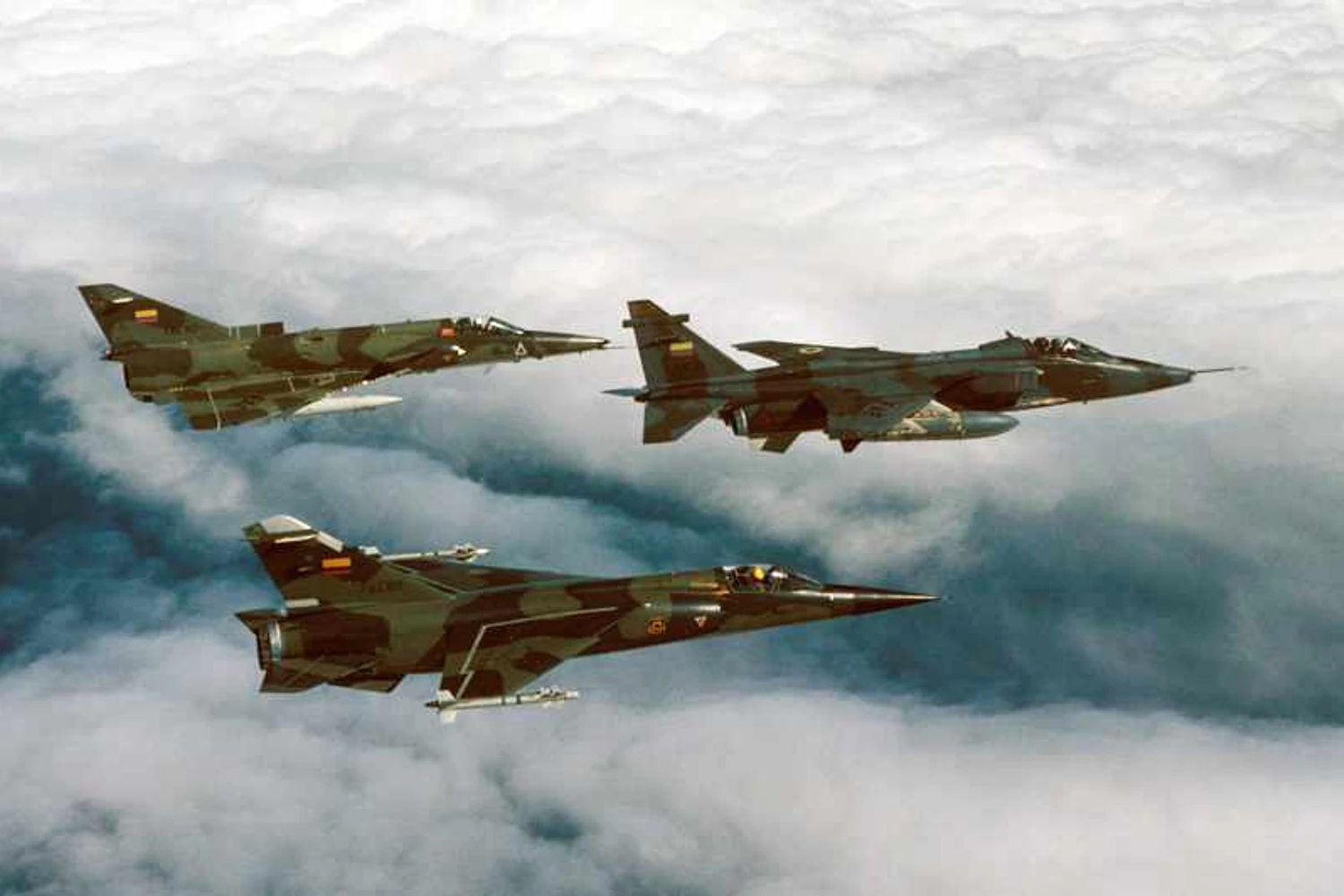 A Força Aérea Equatoriana possuía cerca de 30 aeronaves de ataque durante o conflito, como os Mirage F-1 e o Jaguar na imagem (Foto - FAE)