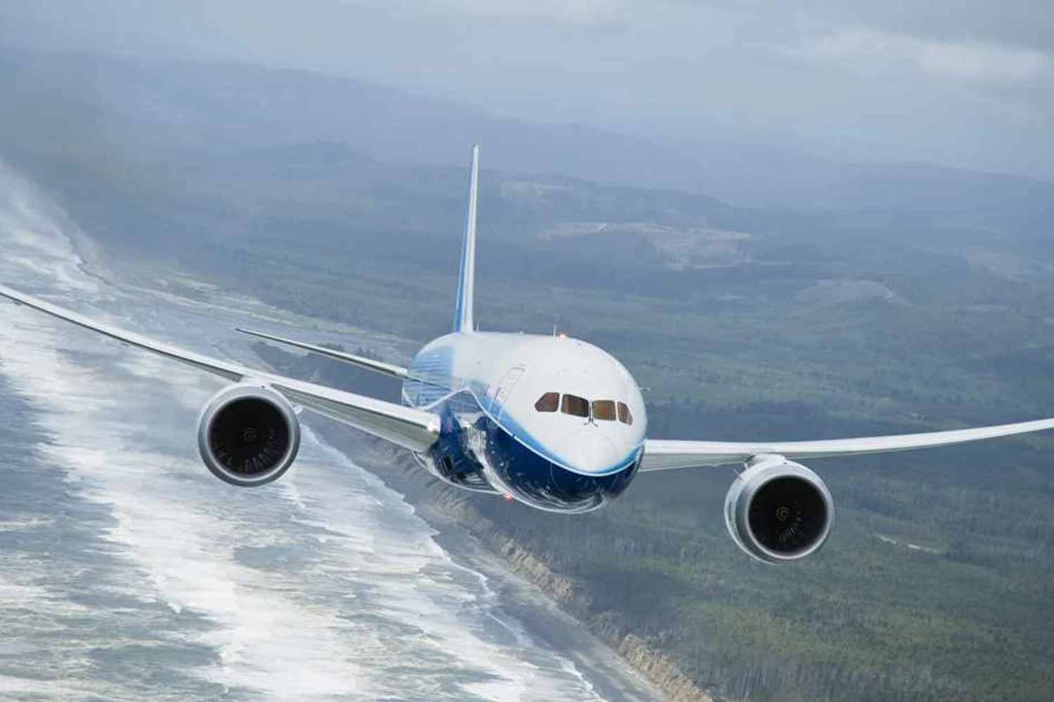 O ar na cabine do 787 é mais agradável devido a possibilidade de poder umedecer o ambiente sem risco oxidação (Foto - Boeing)