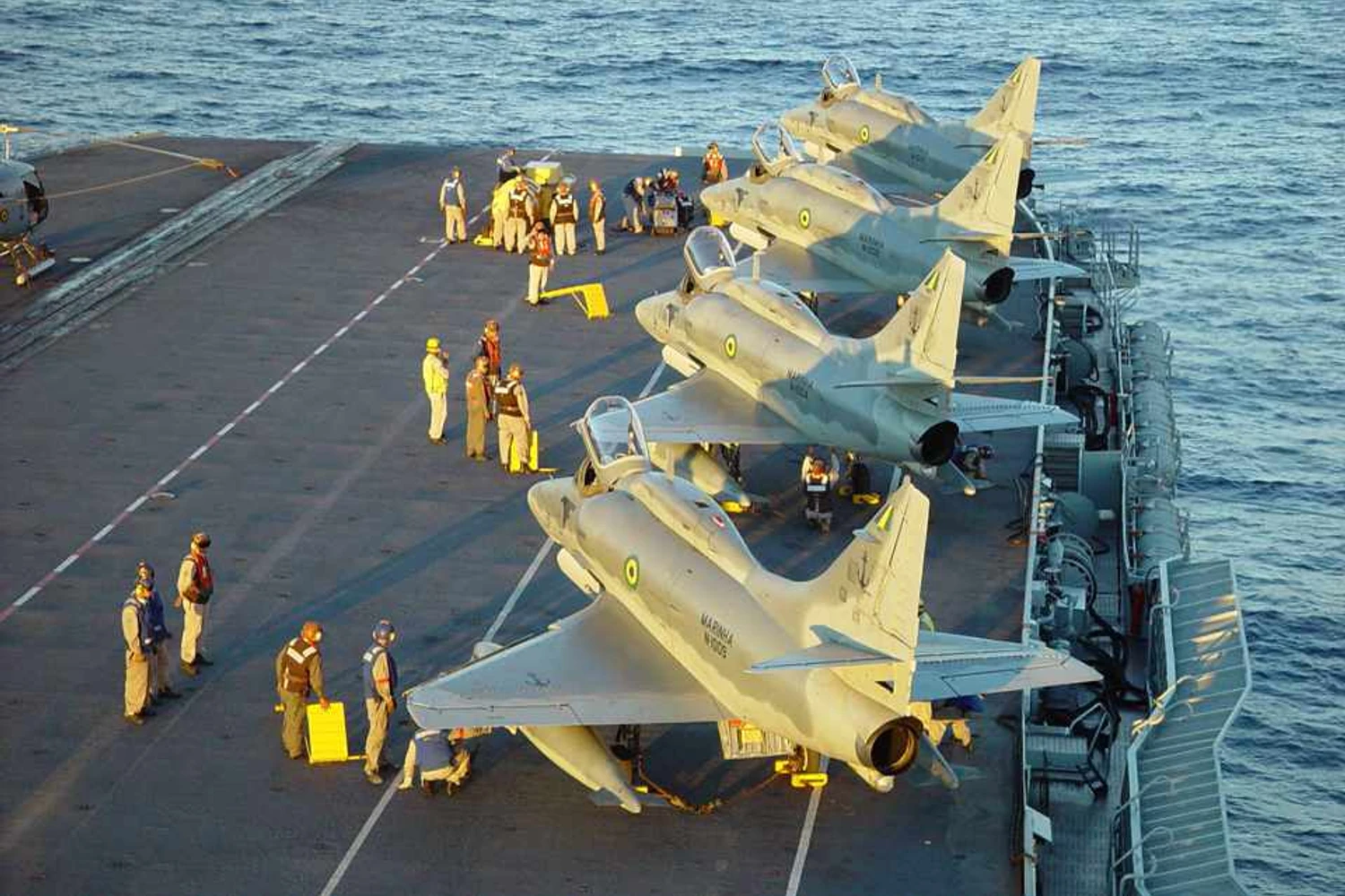 Caças AF-1 prontos para decolar no convés. Com a aceleração da catapultas, os aviões atingem mais de 200 km/h em menos de 100 metros (Foto - Marinha do Brasil)