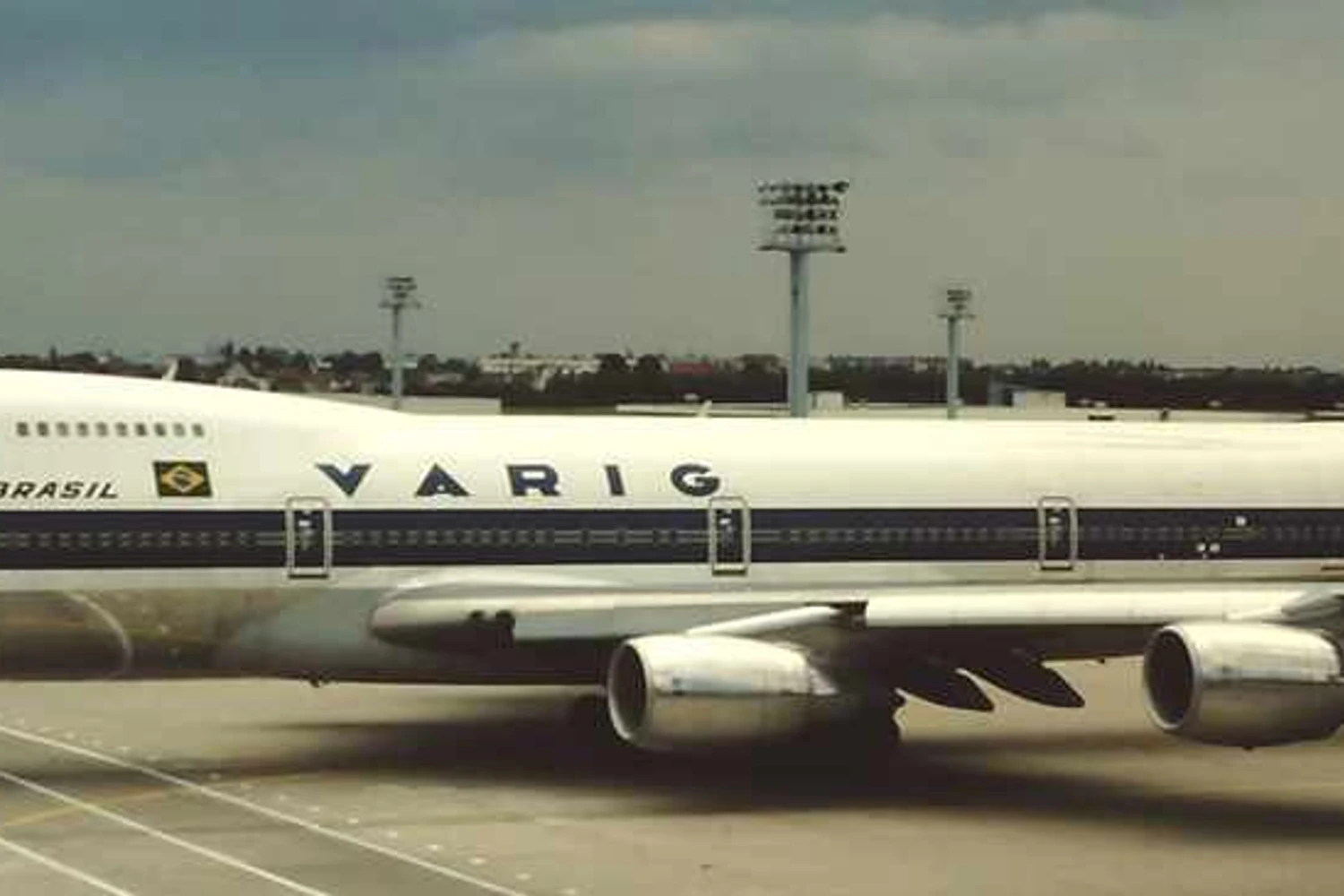 "PP-VNA-B747-VARIG" por MilborneOne - Obra do próprio. Licenciado sob CC BY-SA 3.0, via Wikimedia Commons - http://commons.wikimedia.org/wiki/File:PP-VNA-B747-VARIG.jpg#/media/File:PP-VNA-B747-VARIG.jpg