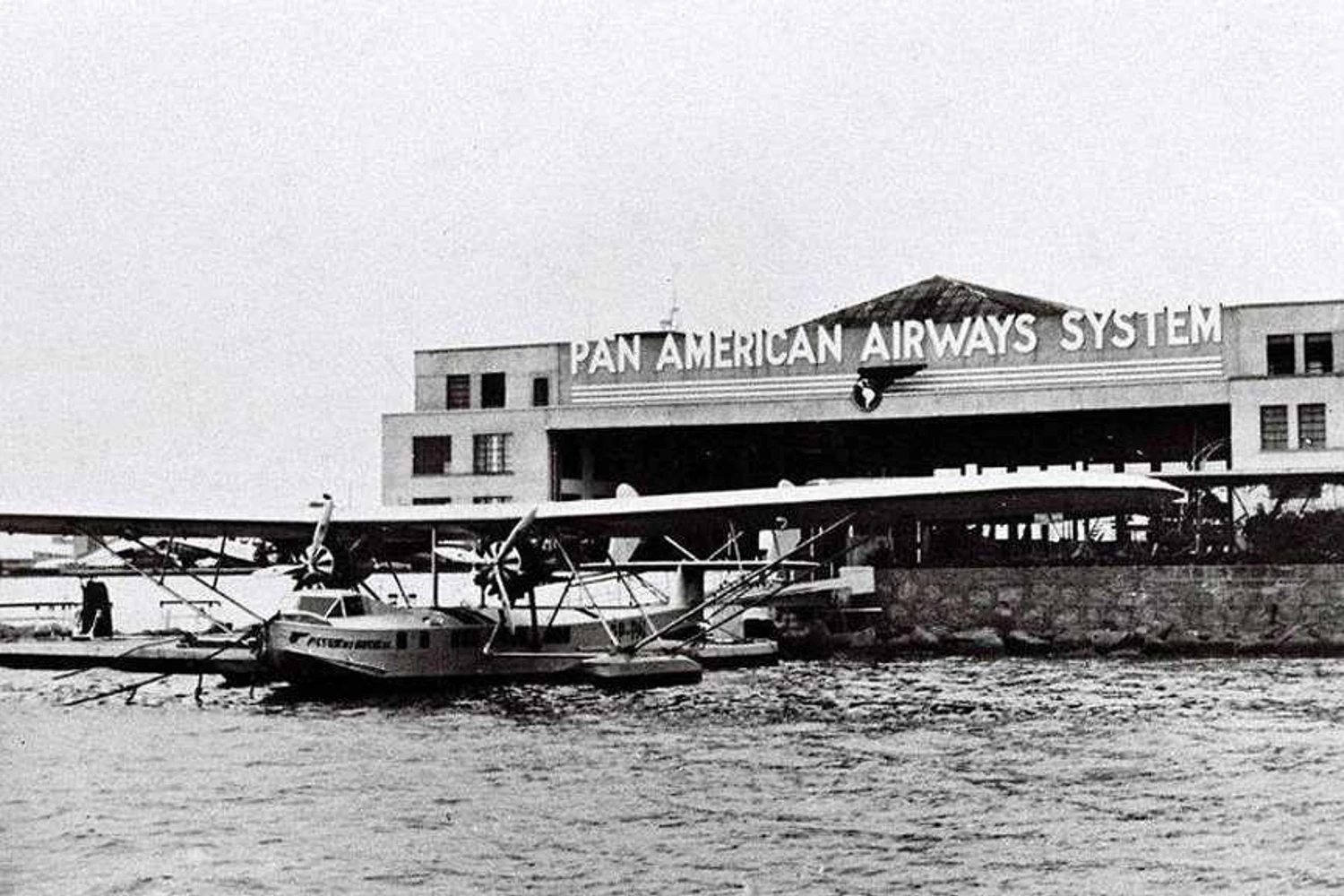 Instalações da Panair do Brasil na "Ponta do Calabouço", década de 1930 ; na imagem um hidroavião Consolidated Commodore (Domínio Público)