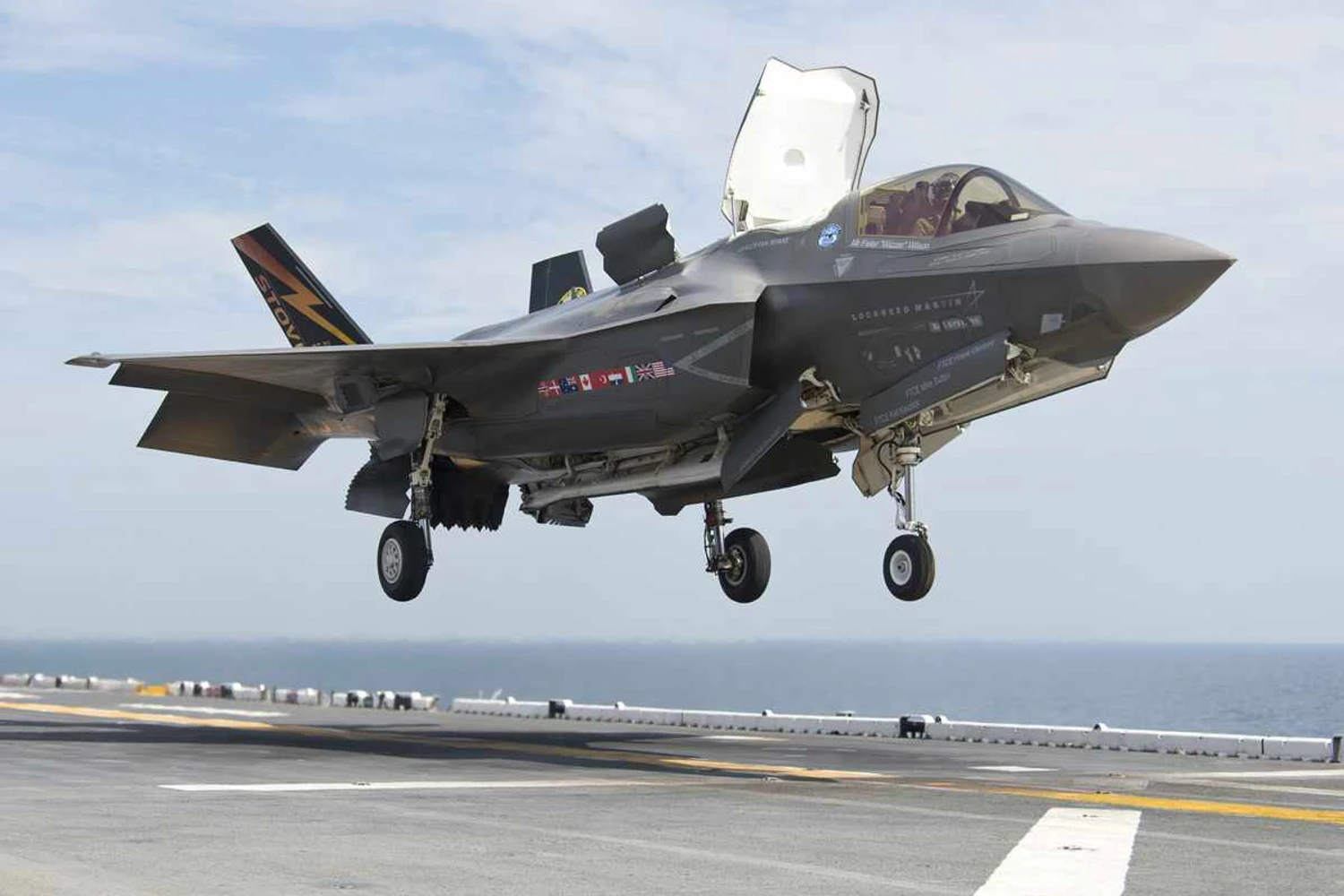 O F-35B pode realizar pousos e decolagens verticais (US Navy)