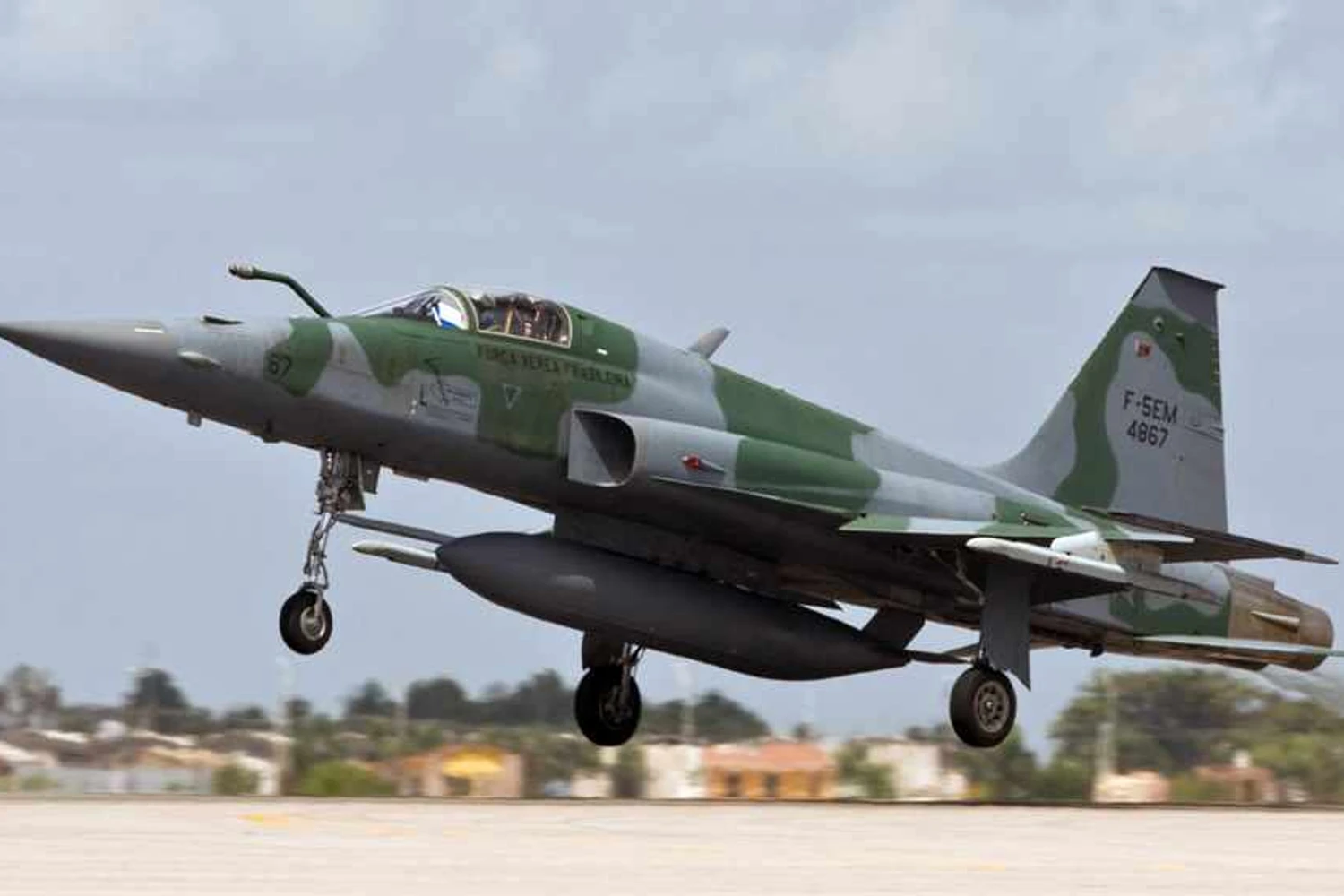 O F-5, um projeto do final dos anos 1950, é atualmente o único caça supersônico da FAB (Foto - FAB)