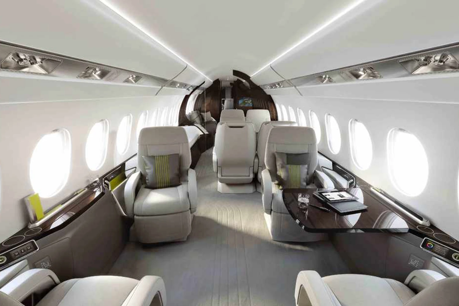 O interior do Falcon 5X pode ser configurado para transportar até 17 passageiros (Fotos - Dassault)
