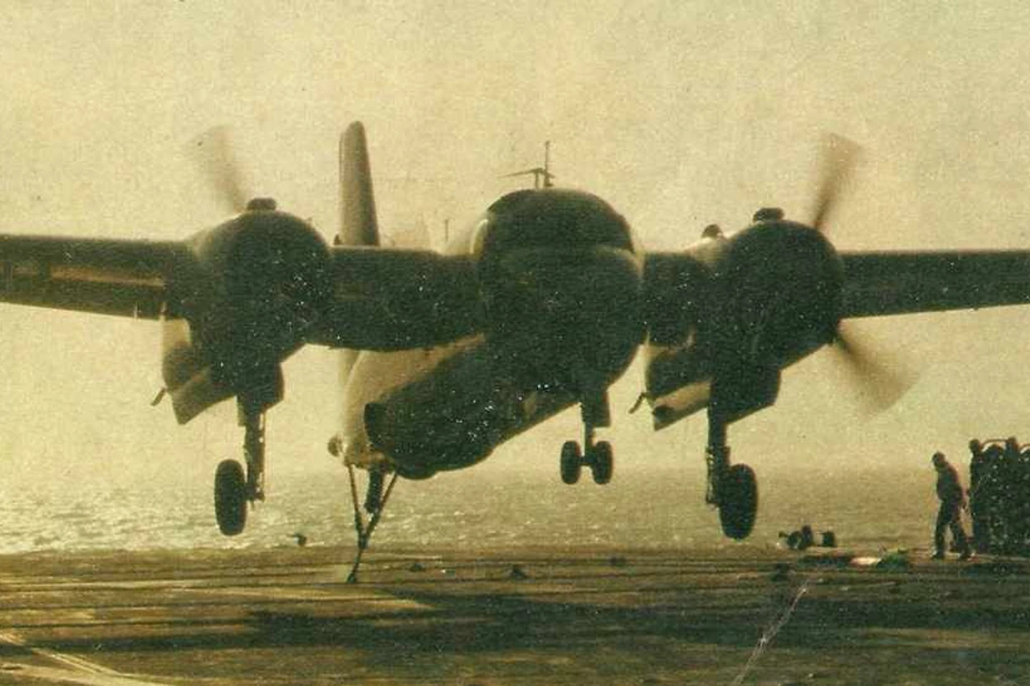 FAB pousou em porta-aviões pela primeira vez há 50 anos