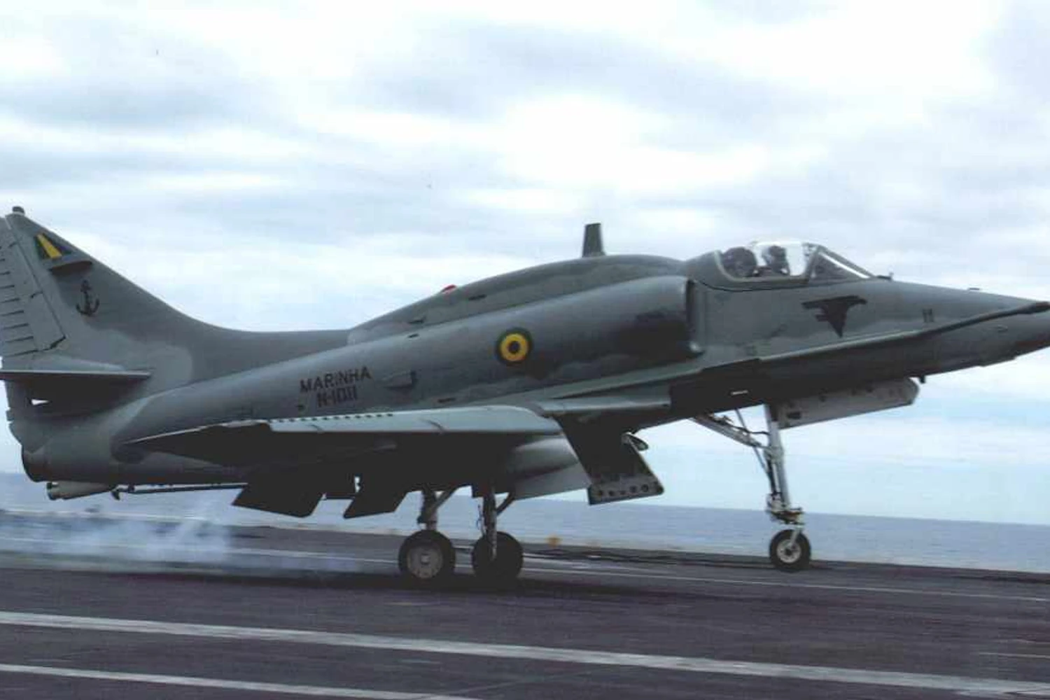 Um caça AF-1 sendo lançado pela catapulta do porta-aviões NAe São Paulo (Foto - Marinha do Brasil)