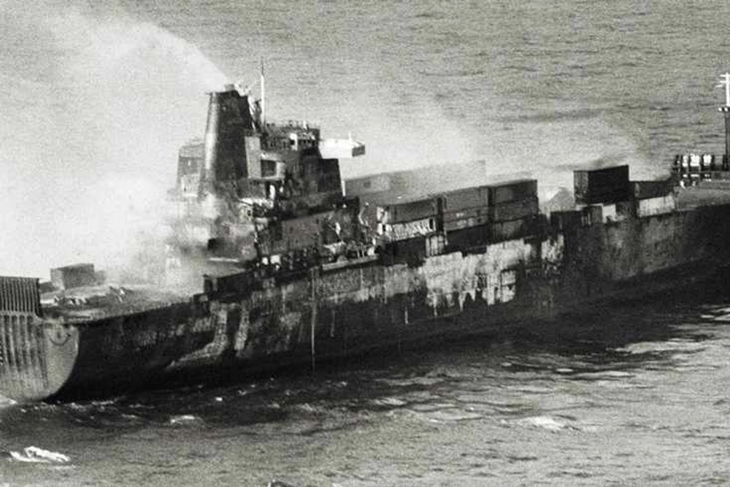 Um navio cargueiro da Marinha inglesa também foi atingido por um míssil durante a Guerra das Malvinas