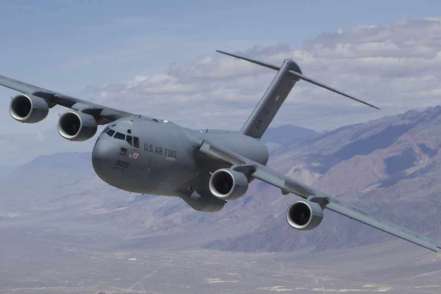 Uma das características mais impressionantes do C-17 é sua capacidade de pousar em pistas de terra (Foto - USAF)