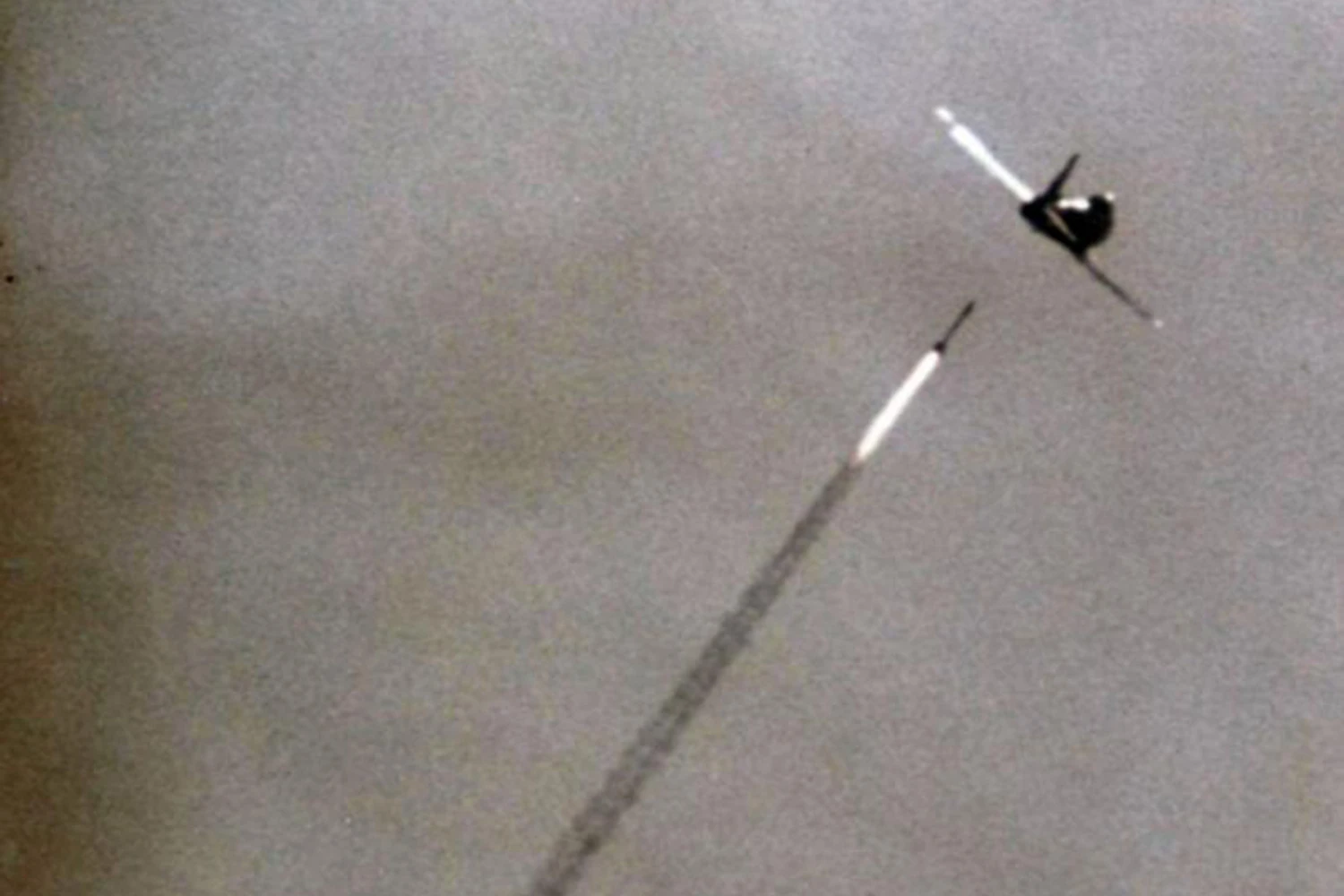 A nova versão do míssil Sidewinder está mais "esperta" e pode ser disparado de ângulo acentuados (Foto - USAF)