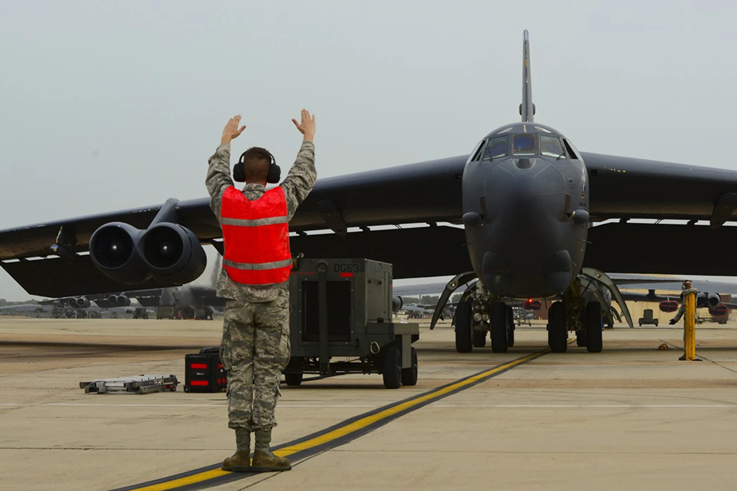 B-52 sendo preparado na base dos EUA em Louisina (Foto - USAF)