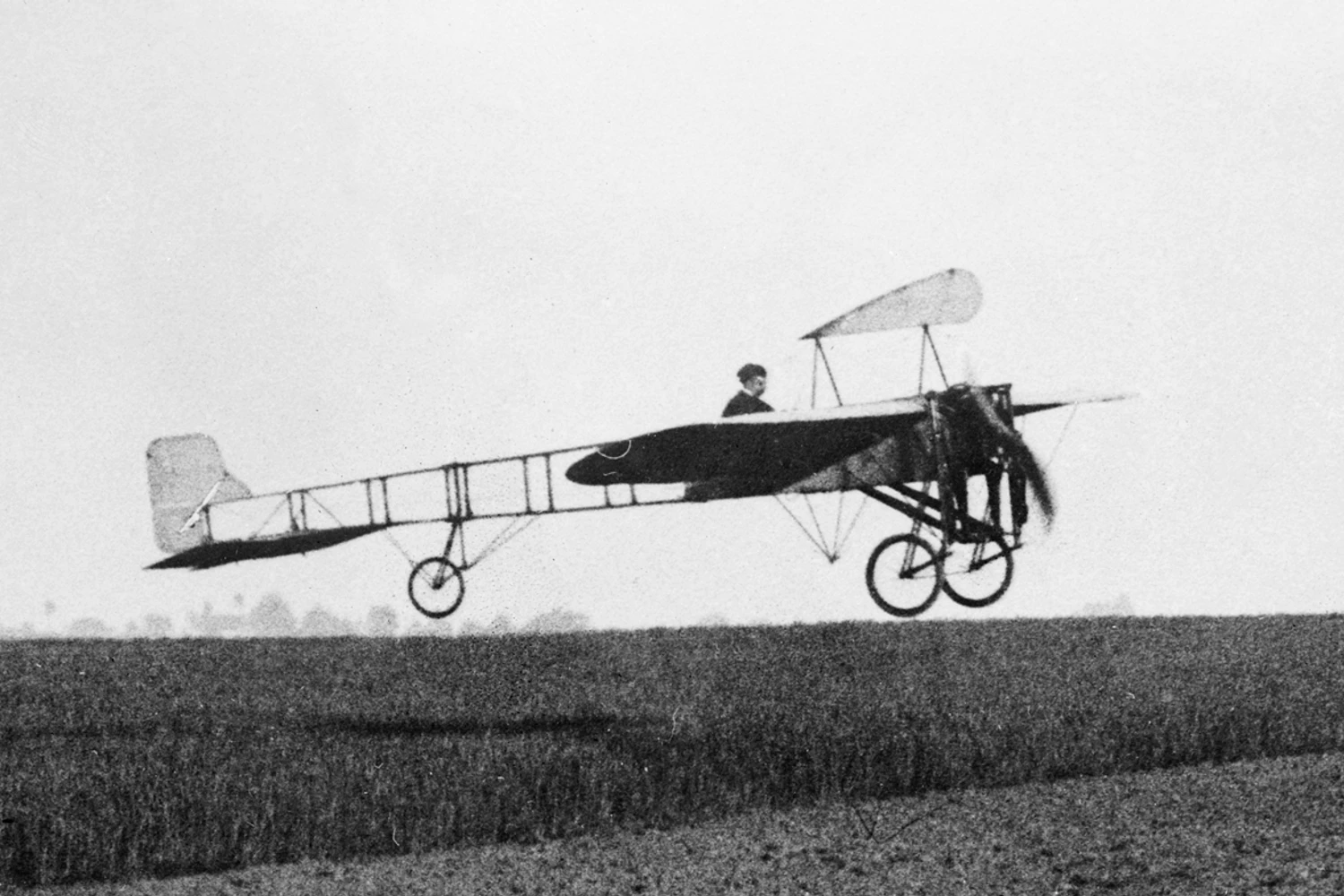 Construído com madeira, cabos e tecido, o Blériot XI foi o primeiro avião a cruzar o Canal da Mancha (Foto - Domínio Público)