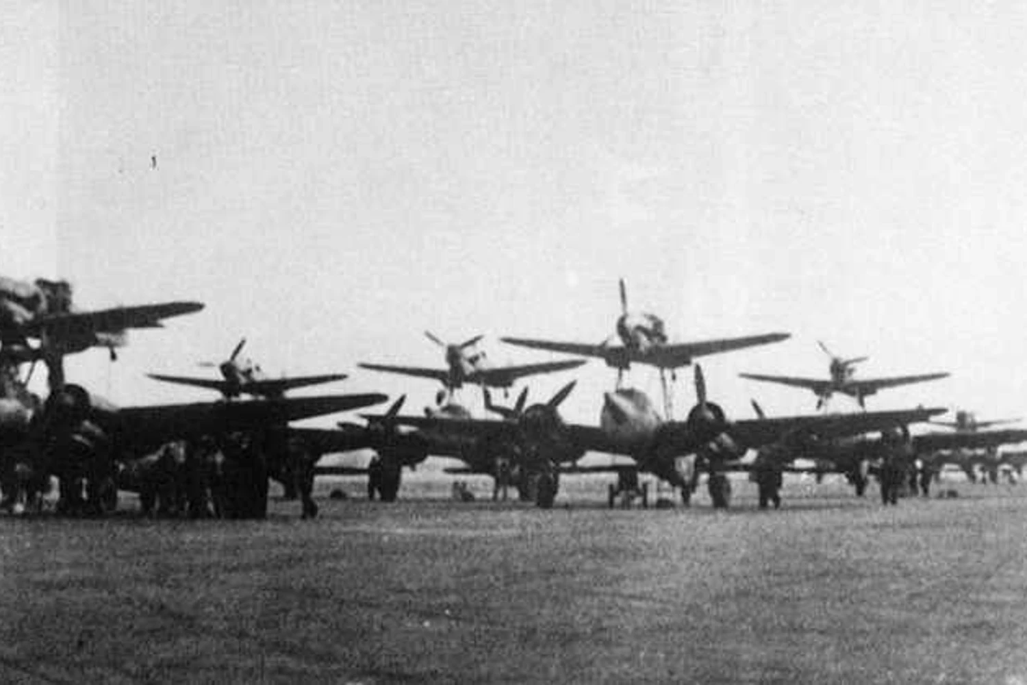 Diversos Mistel alinhados para a decolagem em Berlim (Foto - Luftwaffe)