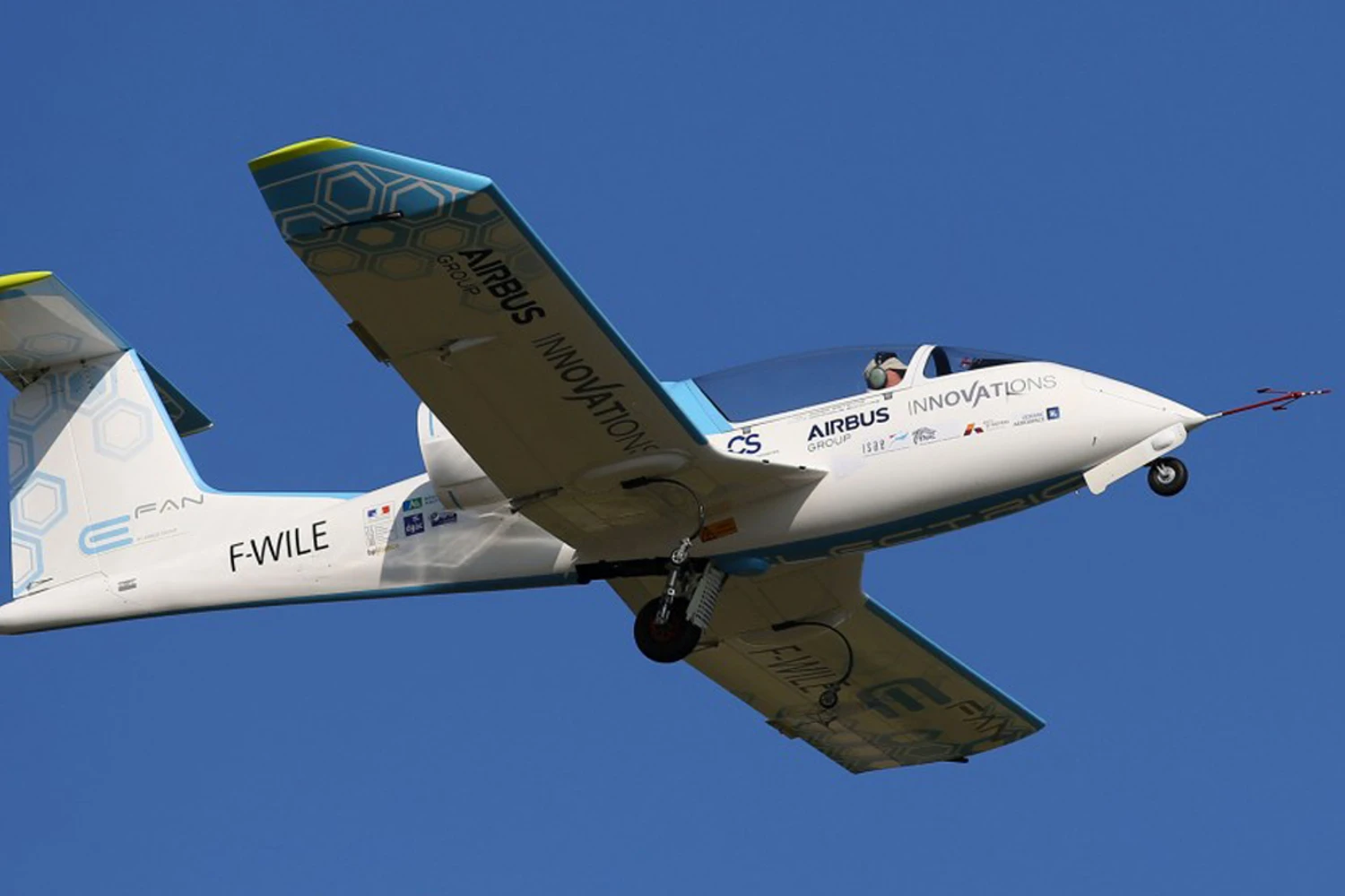 Avião elétrico da Airbus cruza o Canal da Mancha