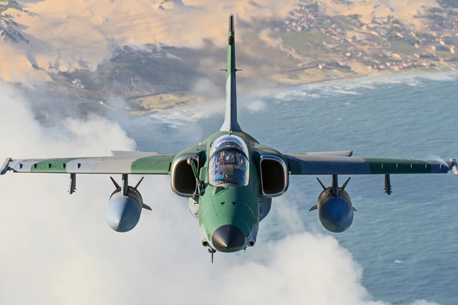 O AMX foi desenvolvido em conjunto pela Embraer e a Aeritalia (Foto - FAB)