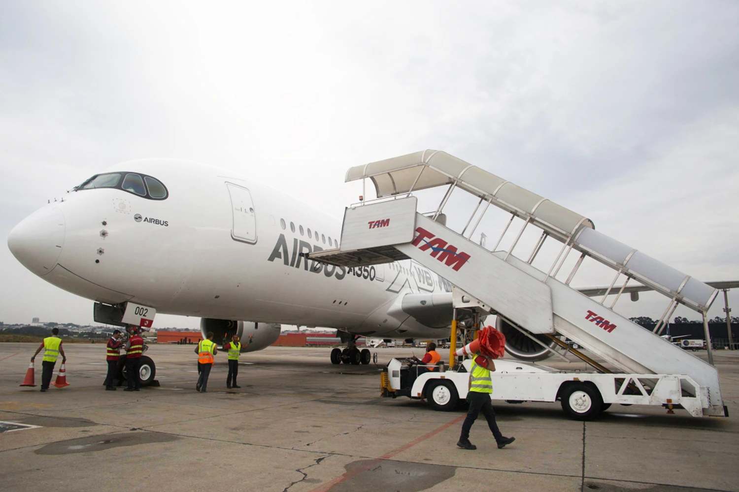 O grande atrativo do A350 para as empresas aéreas é sua economia de até 25% de combustível comparado a aeronaves da geração anterior (Foto - Airbus Group)