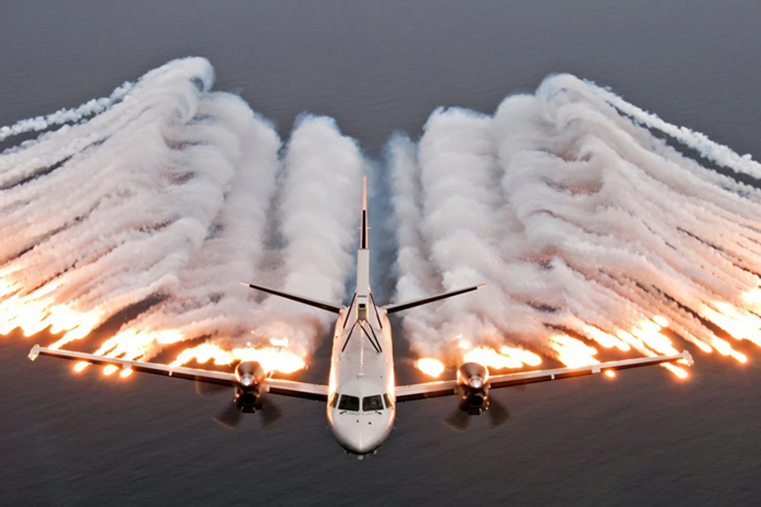 Os flares são como fogos de artifício de alta temperatura que podem enganar a orientação de um míssil guiado por calor (Foto - Saab)