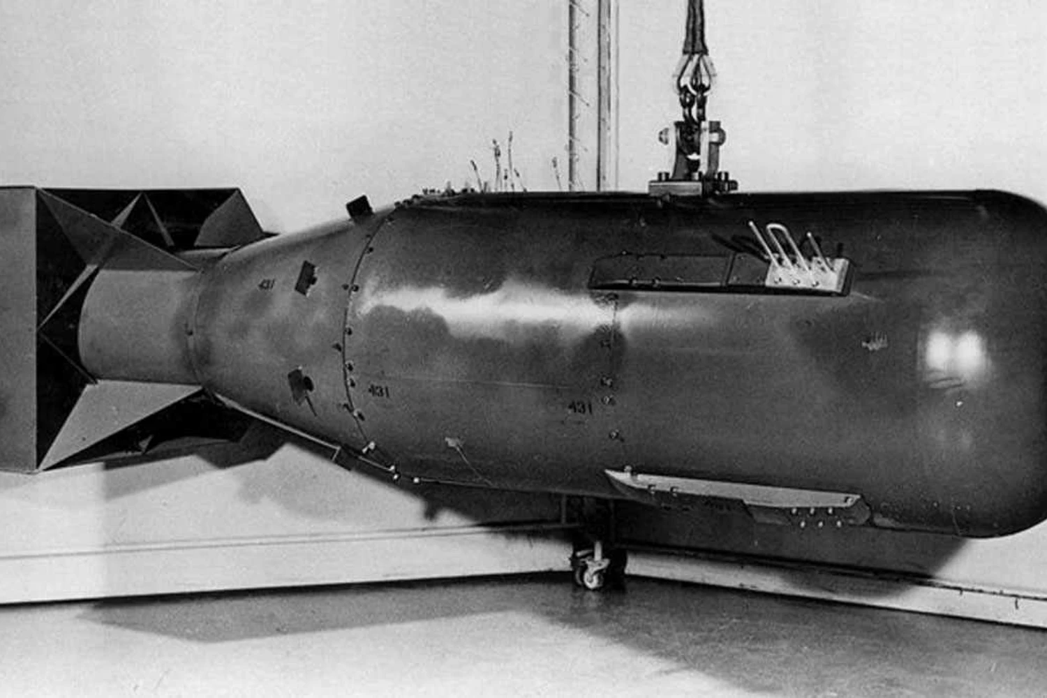A bomba Little pesava 4 toneladas e exigiu a instalação de um guindaste a bordo do B-29