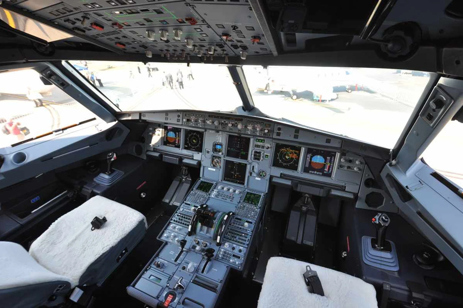 Airbus-ACJ318-cockpit