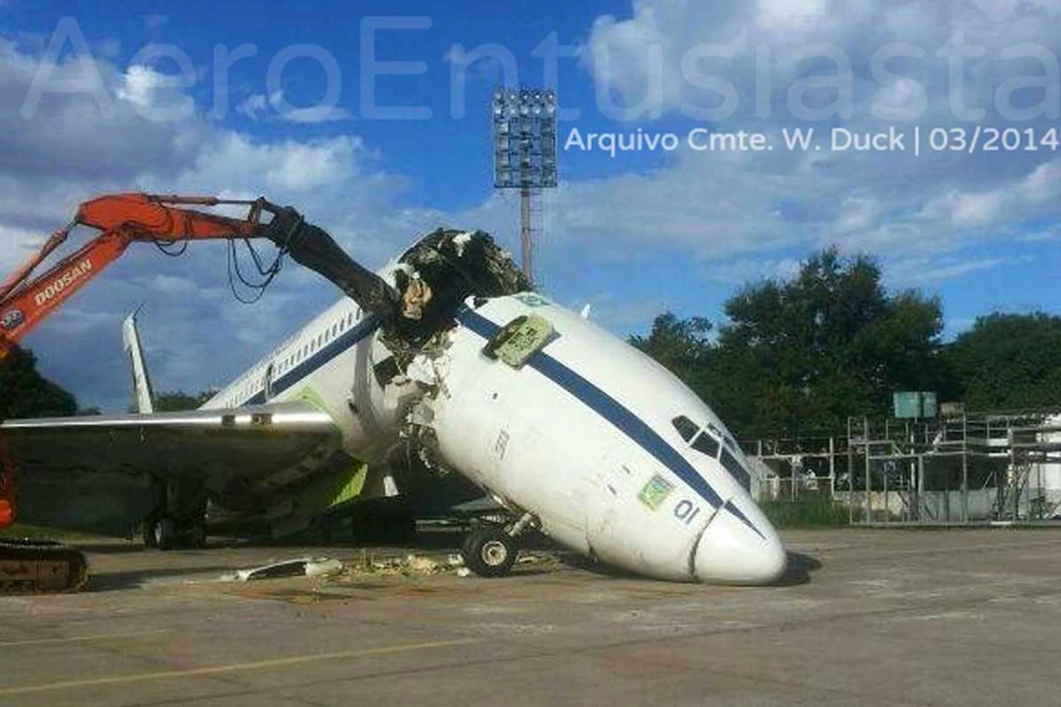 Avião presidencial retalhado, porta-aviões picado...