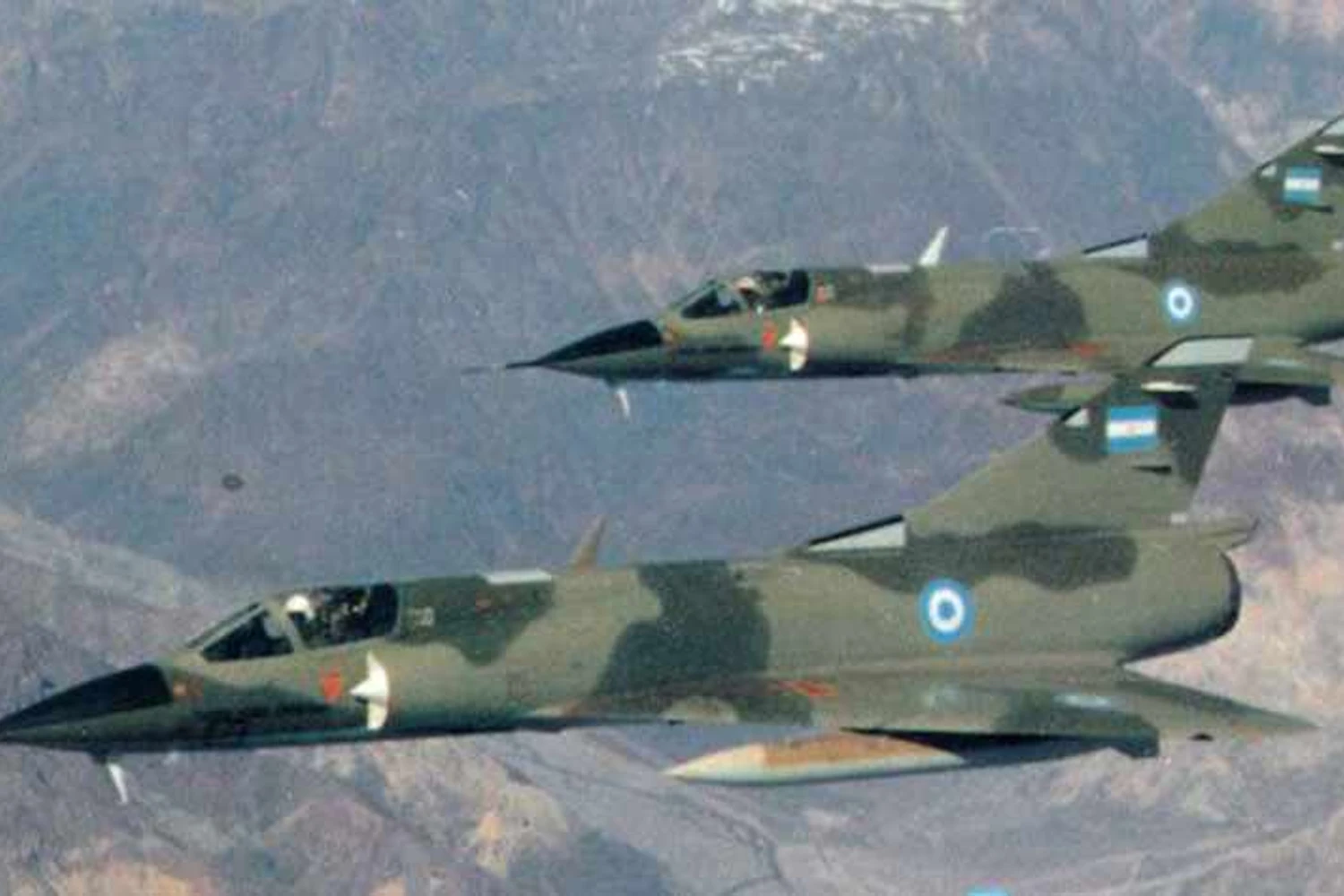 Durante a Guerra das Malvinas os Mirage argentinos usavam pintura camuflada (Foto - FAA)
