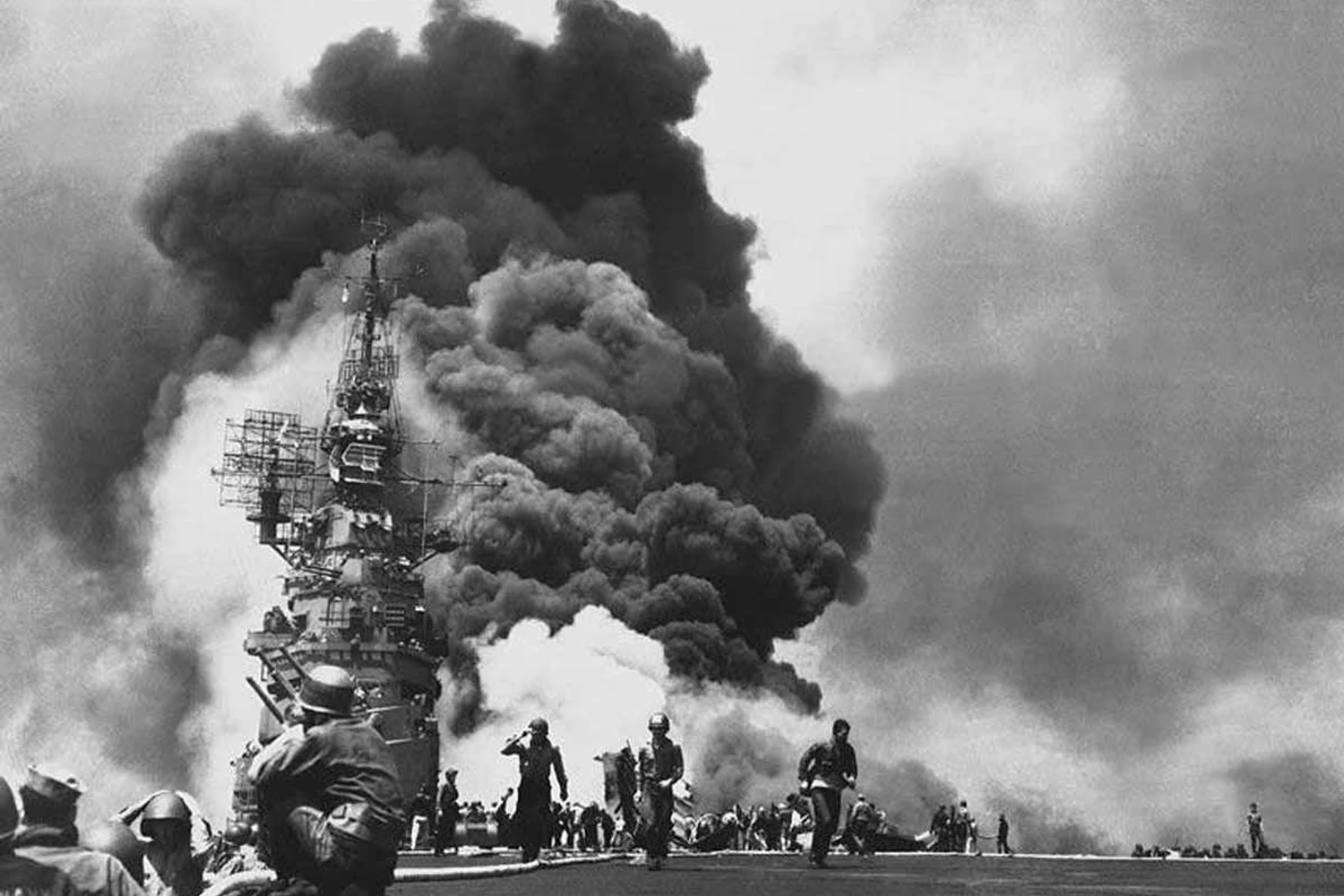 Imagem de um navio dos EUA que foi atacado por kamikaze; era raro as missões suicidas obterem sucesso