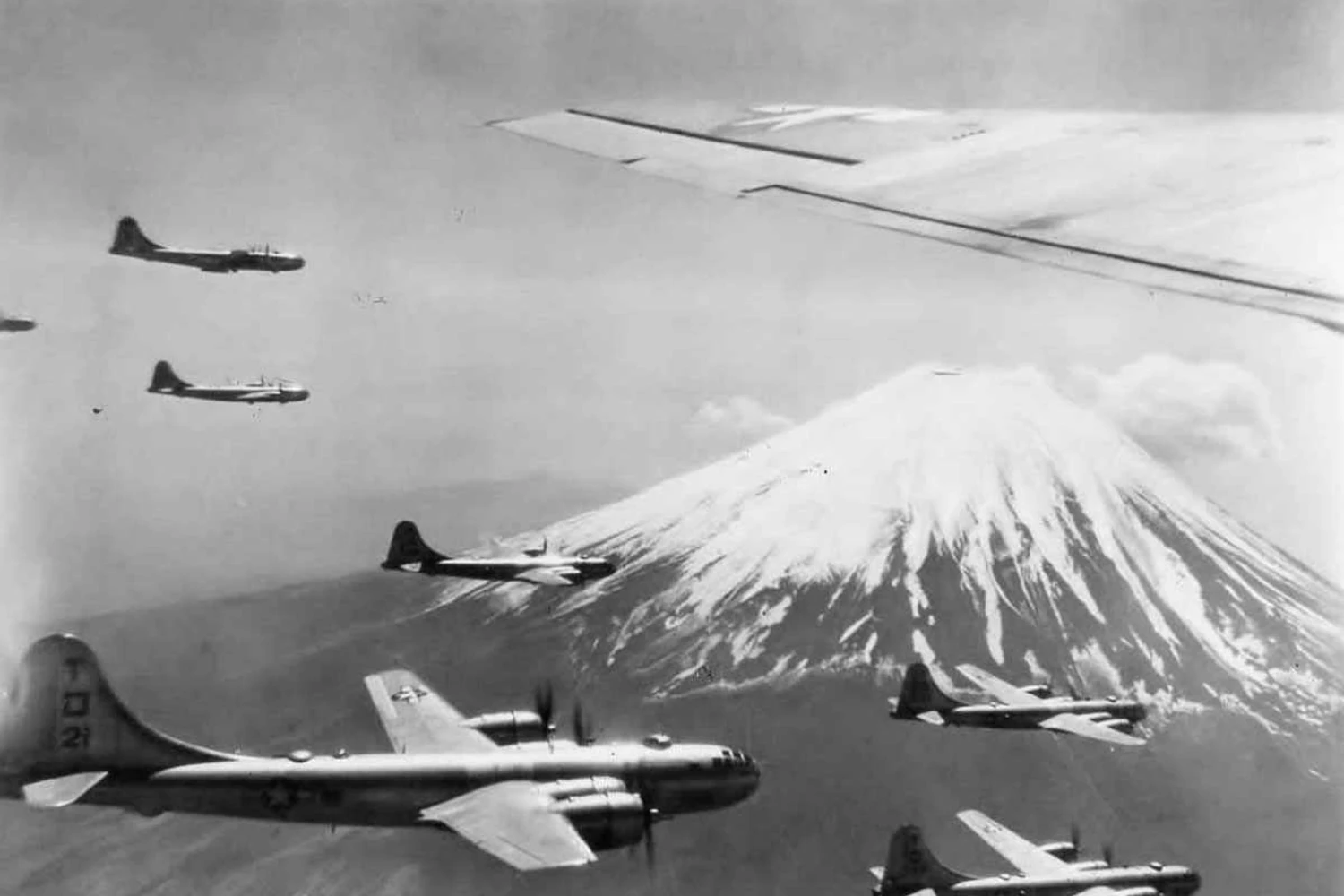 Mesmo após os ataque nucleares, os bombardeiros convencionais sobre o Japão continuaram por mais cinco dias, até serem encerrados em 14 agosto de 1945