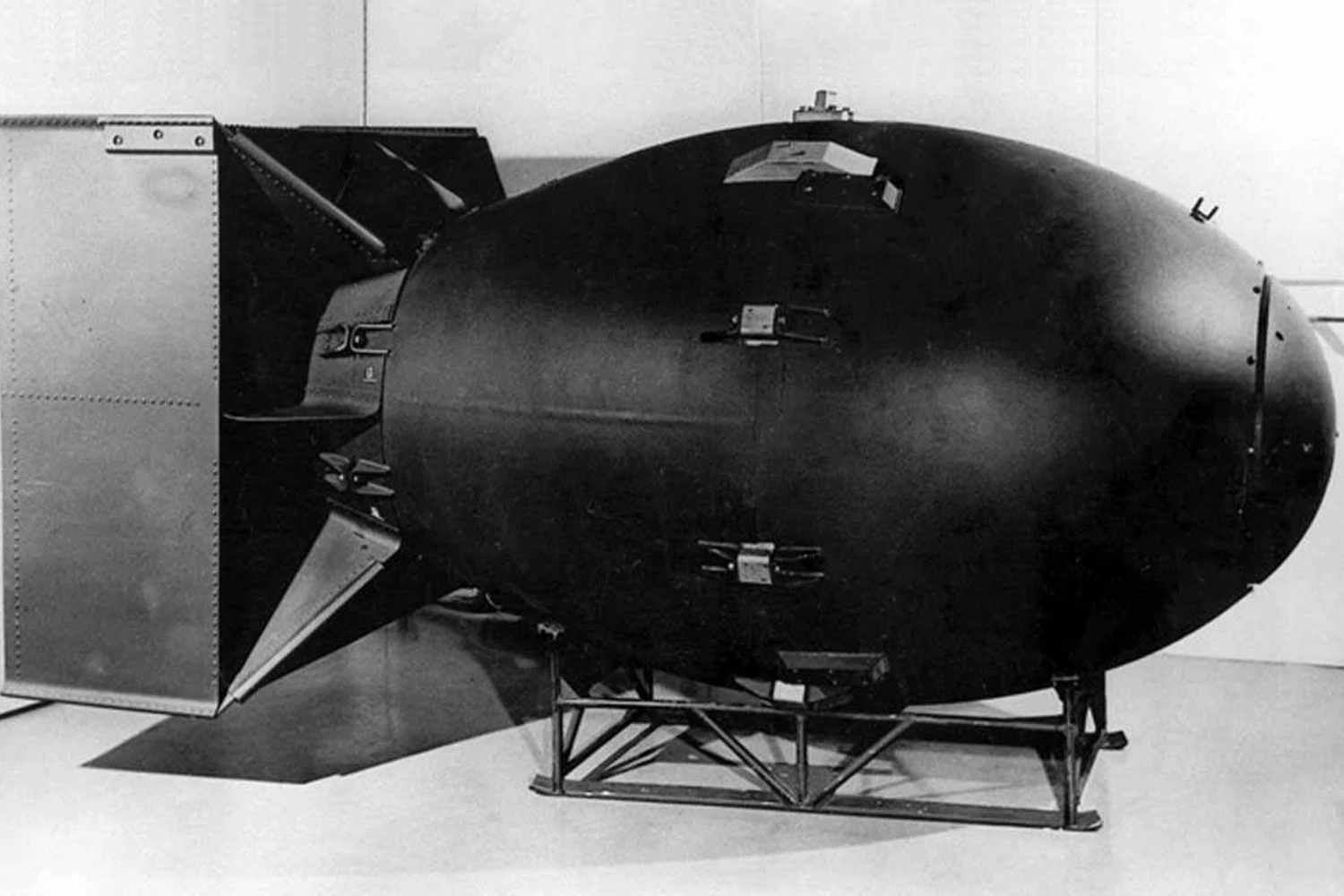 Modelo pós-guerra da bomba Fat Man. O artefato tinha ogiva de plutônio e pesava 4,5 toneladas