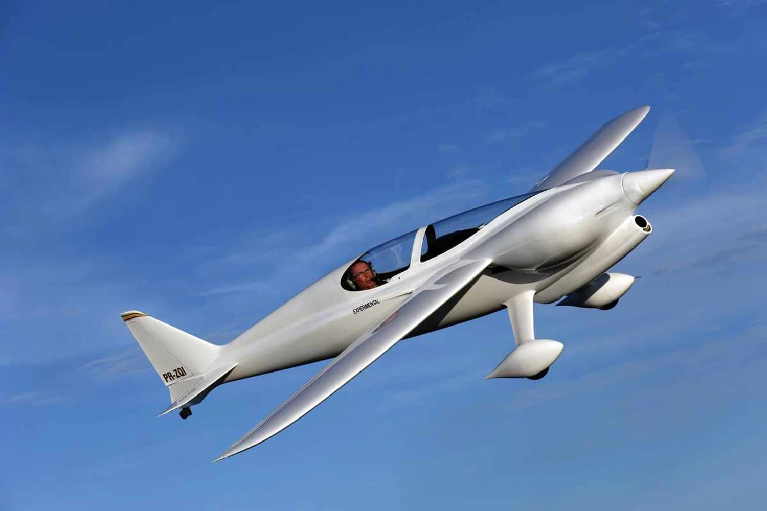 Avião projetado em MG bate cinco recordes de velocidade