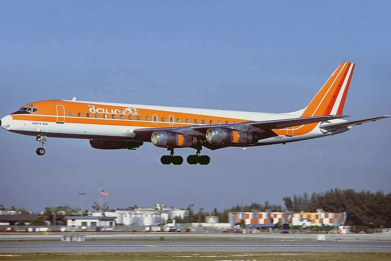 O belíssima DC-8 da companhia aérea peruana “Faucett”, com “U” mesmo