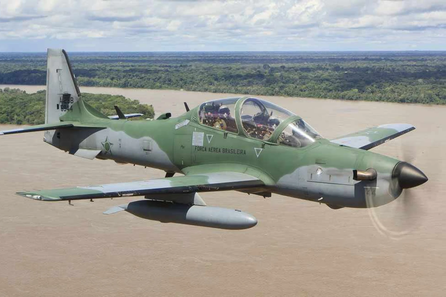 O Super Tucano pode ser empregado em missões de ataque ao solo e até como caça (FAB)