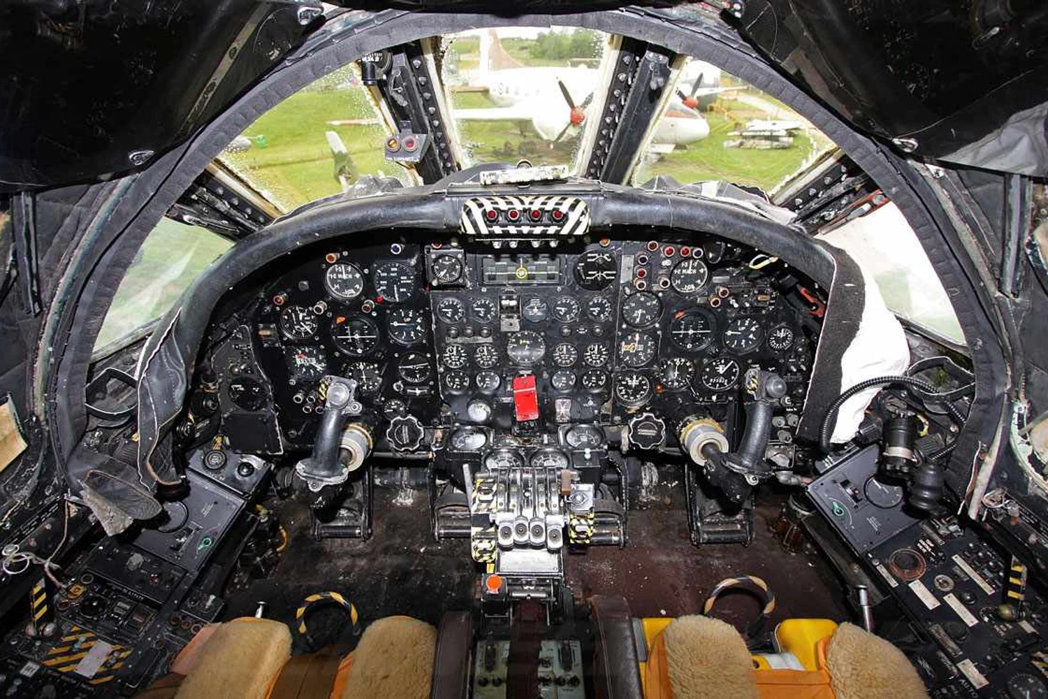 O Vulcan podia transportar até cinco tripulantes, mas somente os pilotos tinham assentos ejetores (Foto - RAF Museum)
