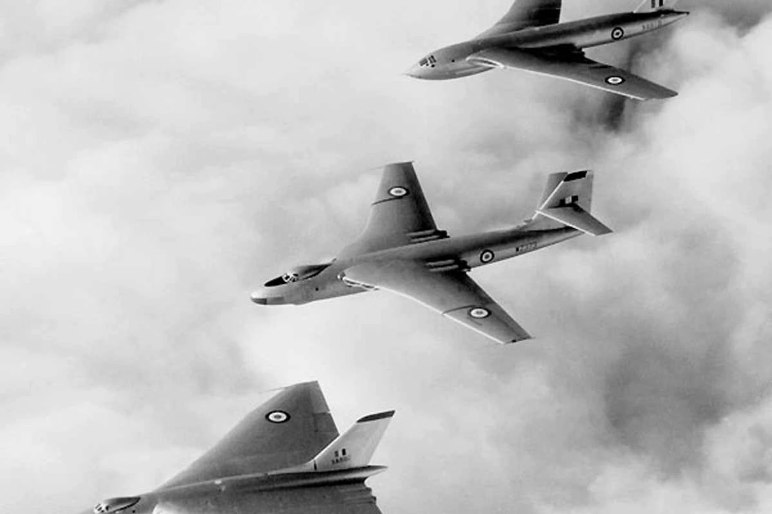 Os três "V" britânicos reunidos: Victor, Valiant e o Vulcan, de cima para baixo (Foto - RAF)