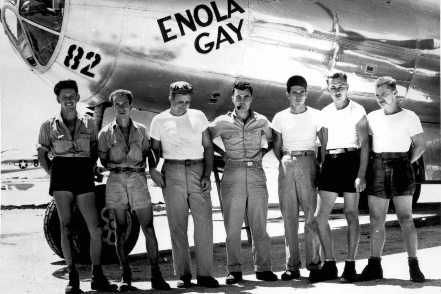 Tripulação do B-29 "Enola Gay" com o comandante Coronel Paul Tibbets ao centro
