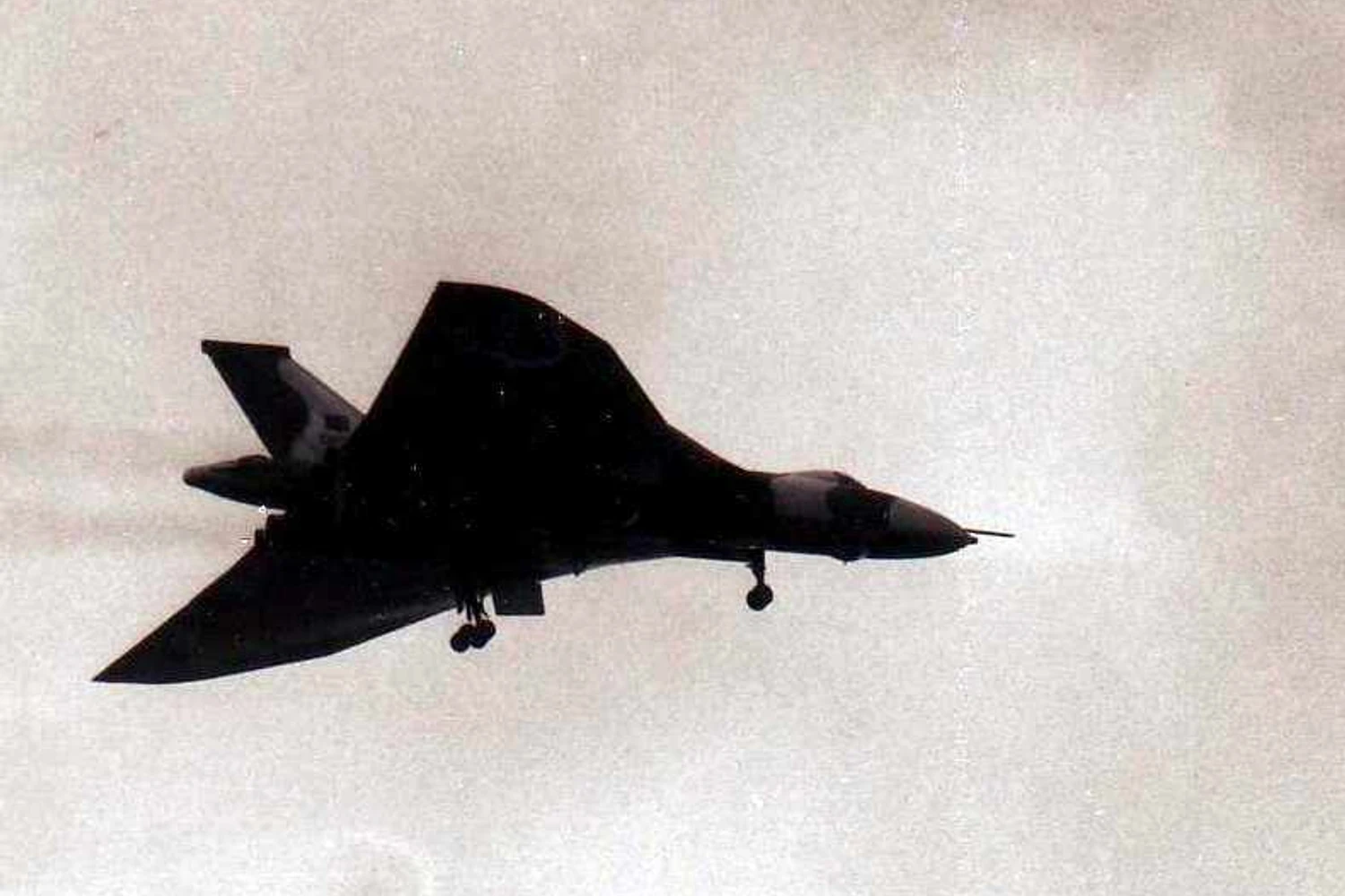 Um bombardeiro Vulcan sobrevoando as Ilhas Falkland em 1982, após a retomada britânica (Foto - RAF)