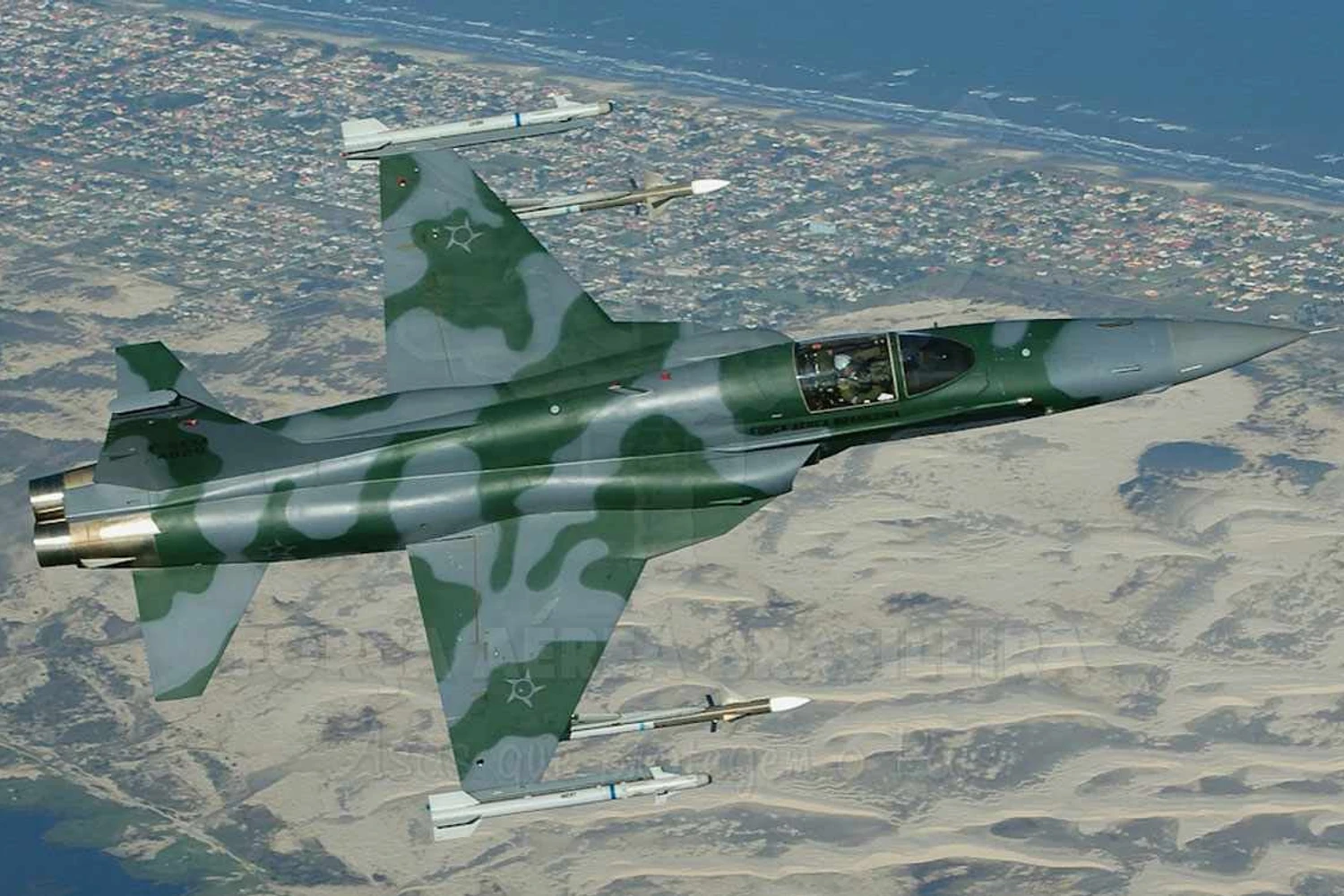 Um caça F-5 da FAB armado com um par de mísseis Piranha na ponta das asas (Foto - FAB)