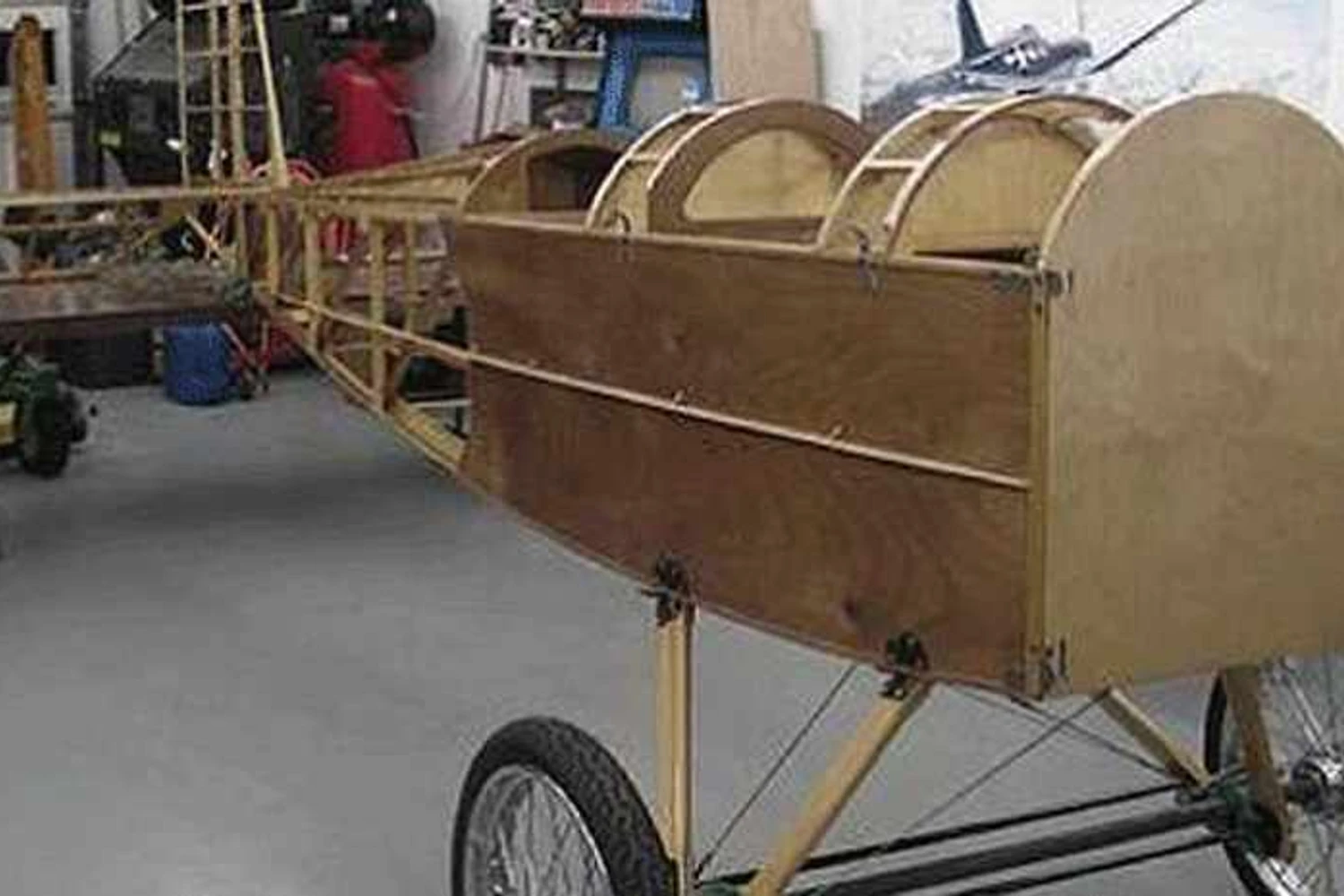 A estrutura do avião é de madeira e o trem de pouso utiliza rodas e pneus de motocicleta (Facebook)