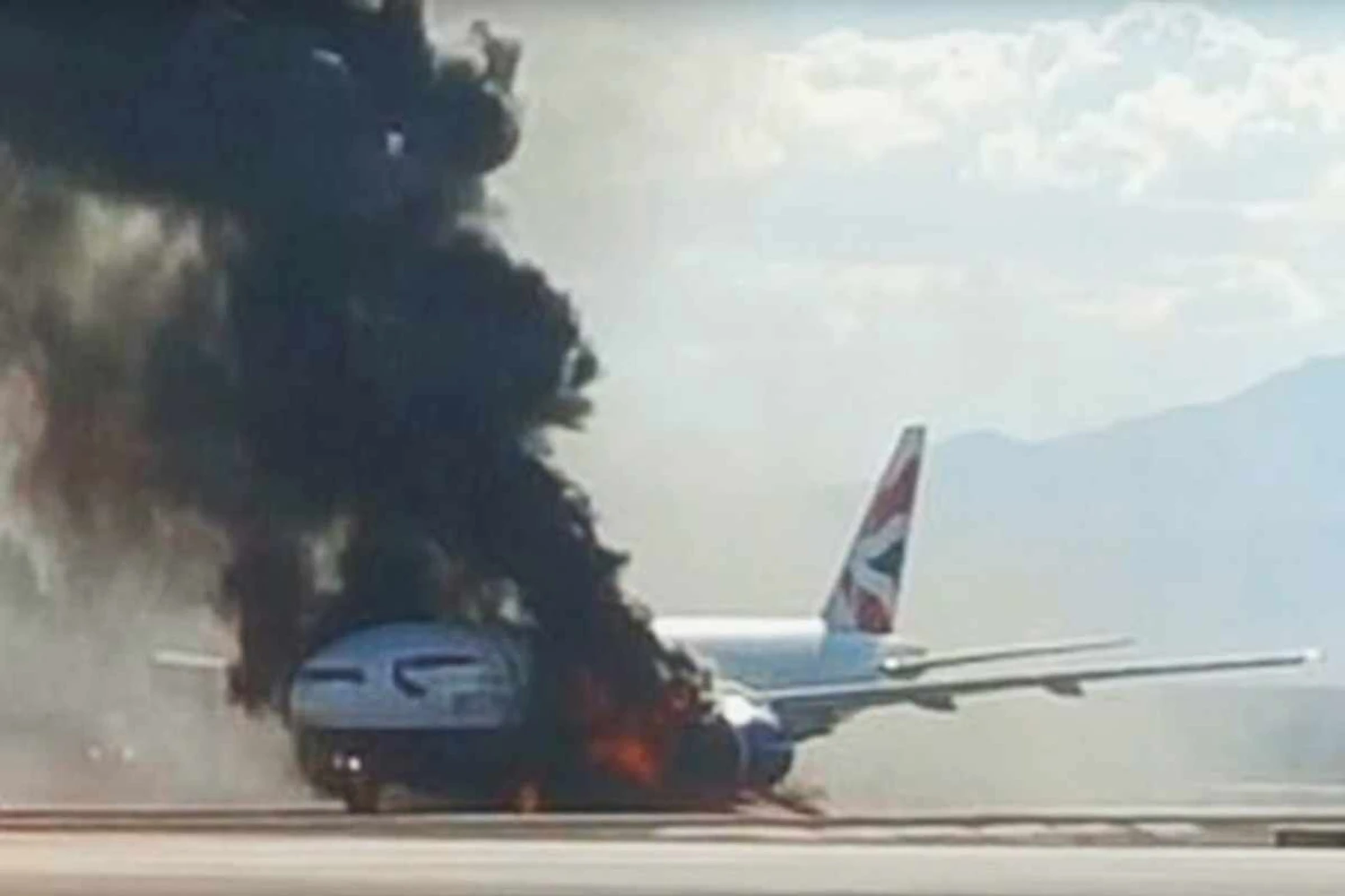 Boeing 777 da British Airways pega fogo na pista